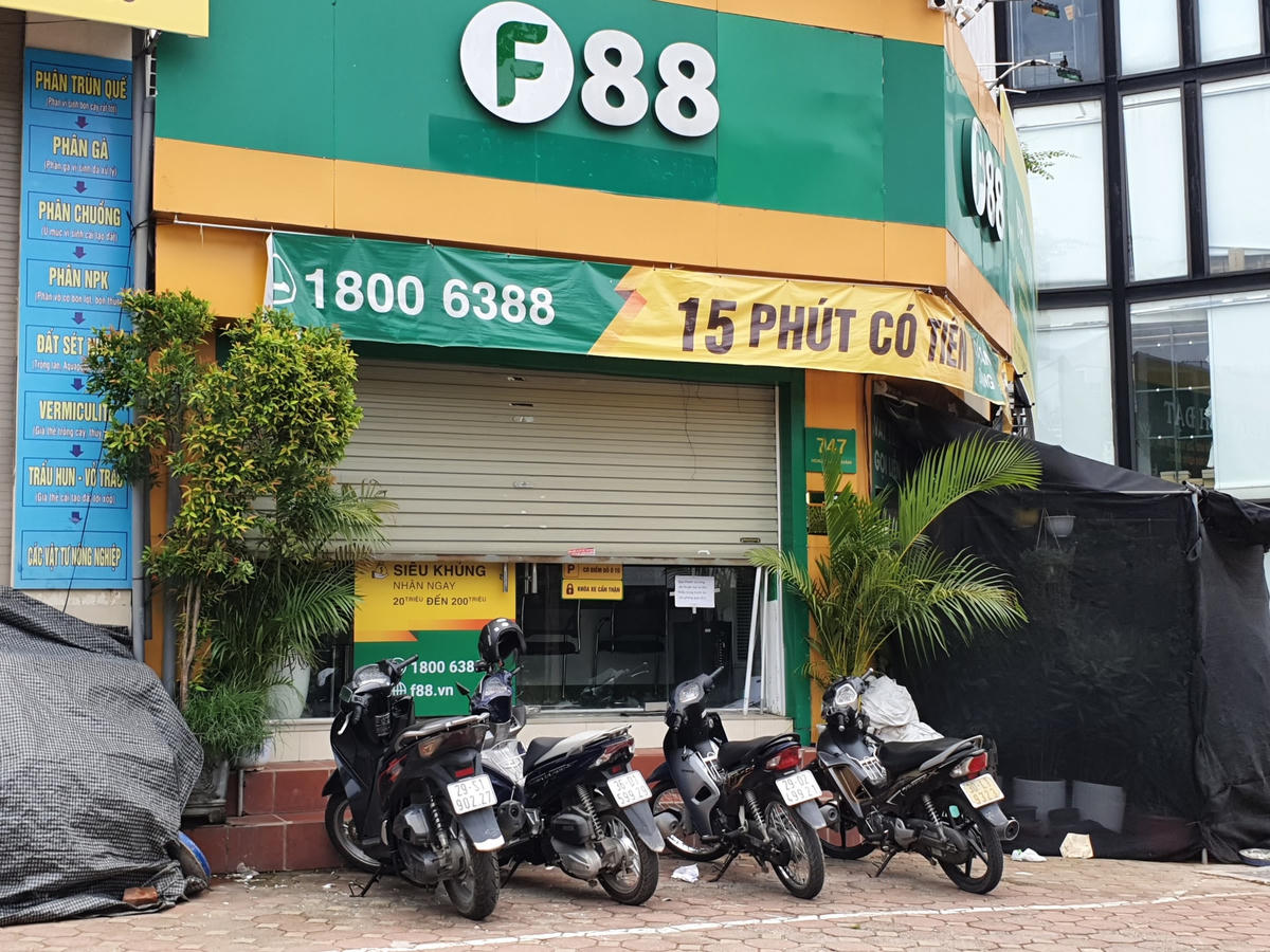 Một cửa hàng cho vay tiền nhanh, cầm đồ trên đường Hoàng Hoa Thám vẫn hoạt động.