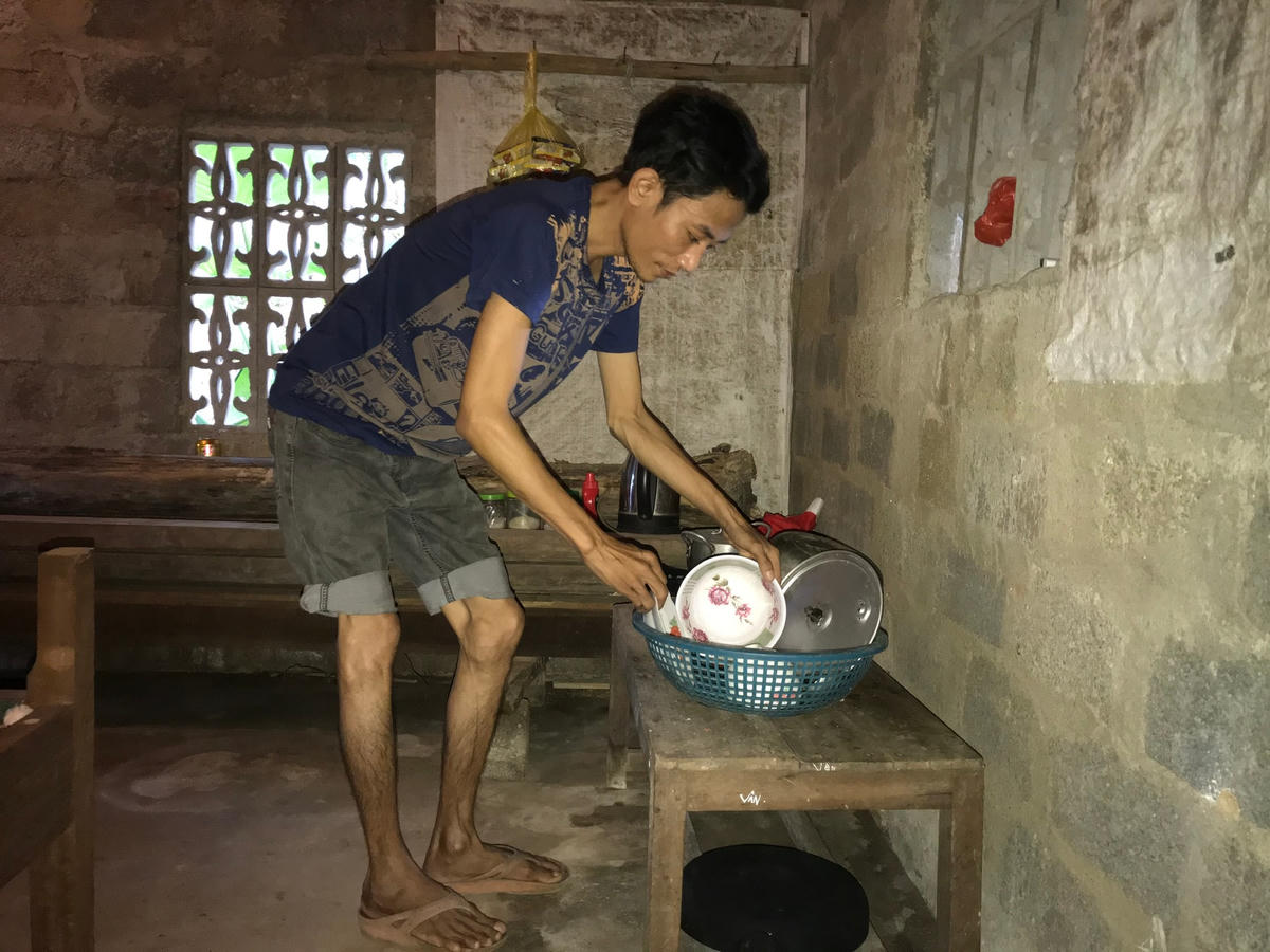 Không có tiền thuốc thang, anh Tuấn cũng không màng đến việc ăn uống.