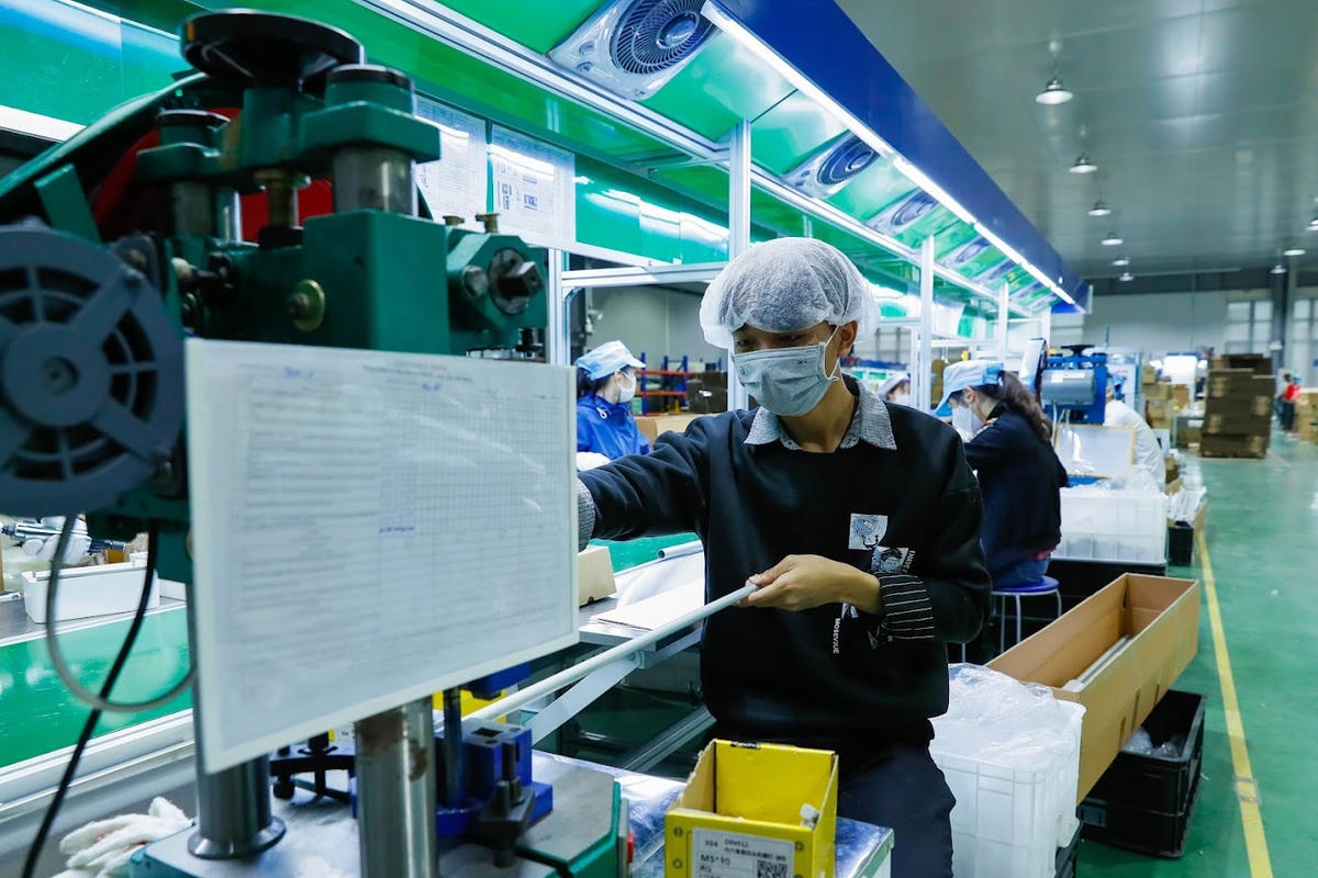Nhiều doanh nghiệp đang tăng tốc sản xuất để phục hồi sau đại dịch Covid-19. Ảnh: Quang Vinh.