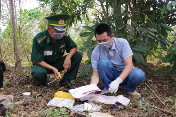 Lực lượng Biên phòng đang tiến hành thu giữ tang vật vụ việc.