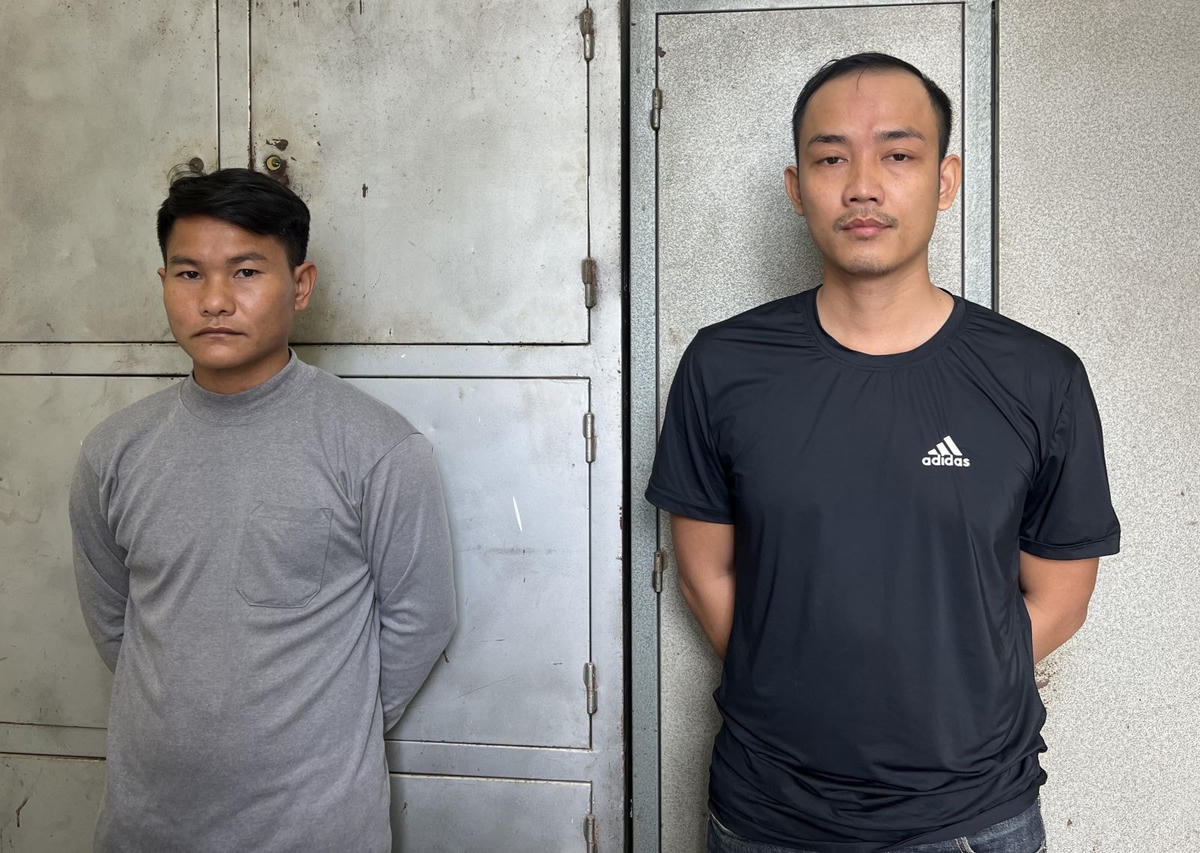 Bùi Văn Tư (áo đen) và Nguyễn Đình Hòa tại cơ quan điều tra.