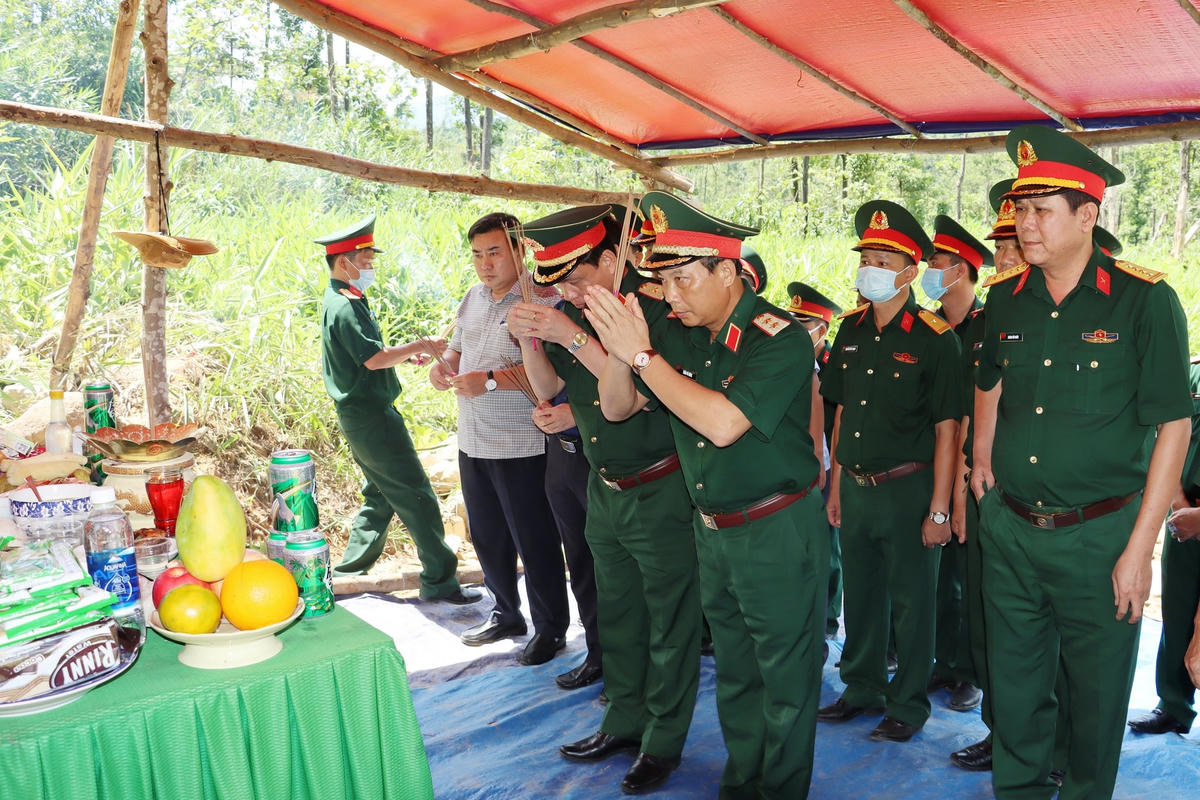Đoàn công tác dâng hương tưởng niệm 13 liệt sĩ hy sinh tại Tiểu khu 67.