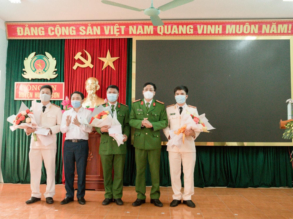 Chủ tịch UBND huyện và Trưởng Công an huyện Hương Sơn trao thưởng cho lực lượng đánh án.