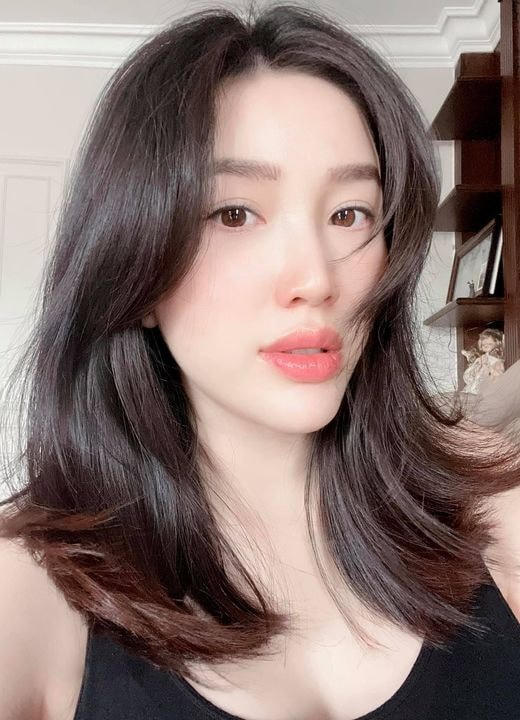 Bảo Thy khoe tự cắt tóc và vẽ chân mày trong ngày giãn cách: “Chuyện là... thấy mình úm trong nhà 4 tháng rồi nhìn chán quá nên em lại nghịch cắt cái mái cho trẻ trung và tập vẽ chân mày sợi sợi (làm ơn đừng zoom sát em mới tập ngày đầu).. thành quả nom cũng tạm được các Bác nhỉ”.