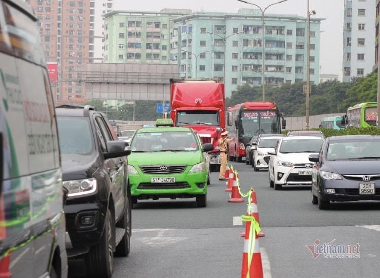Khi trở lại thành phố, lái xe nên đi đúng làn đường, phần đường của mình và tuân theo sự điều tiết của lực lượng chức năng. (Ảnh: Hoàng Hiệp).