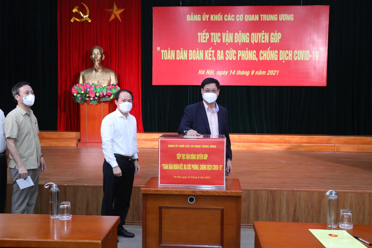 Ông Huỳnh Tấn Việt, Bí thư Đảng ủy Khối các cơ quan Trung ương tham gia ủng hộ tại buổi lễ.