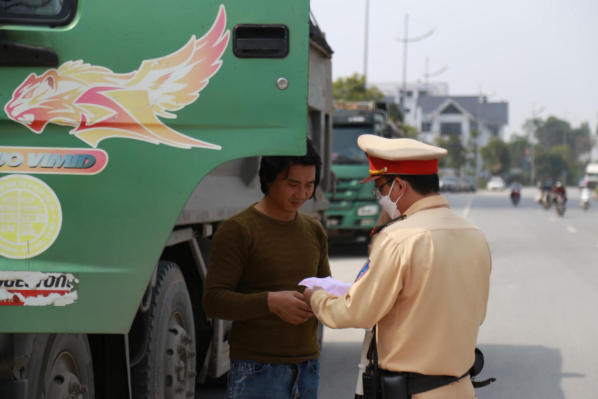 “Đây là lần đầu tôi đi qua tuyến đường này. Do sơ suất nên dù đã phủ bạt trên thùng nhưng vẫn để xảy ra rơi vãi, gây ô nhiễm môi trường nên bị lực lượng chức năng dừng xe kiểm tra”, tài xế Nguyễn Duy Long phân trần.
