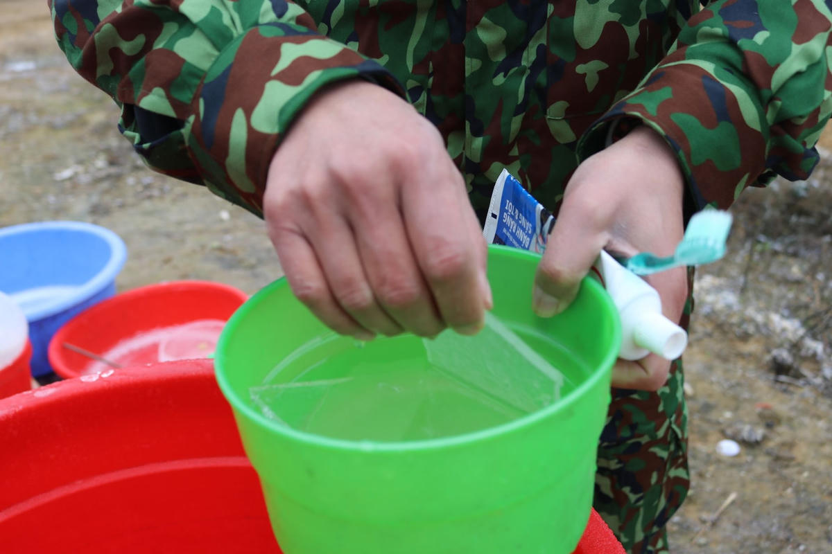 Nước sinh hoạt cũng bị đóng thành băng khiến cho hoạt động của các chiến sỹ tại đồn biên phòng cũng gặp nhiều khó khăn.