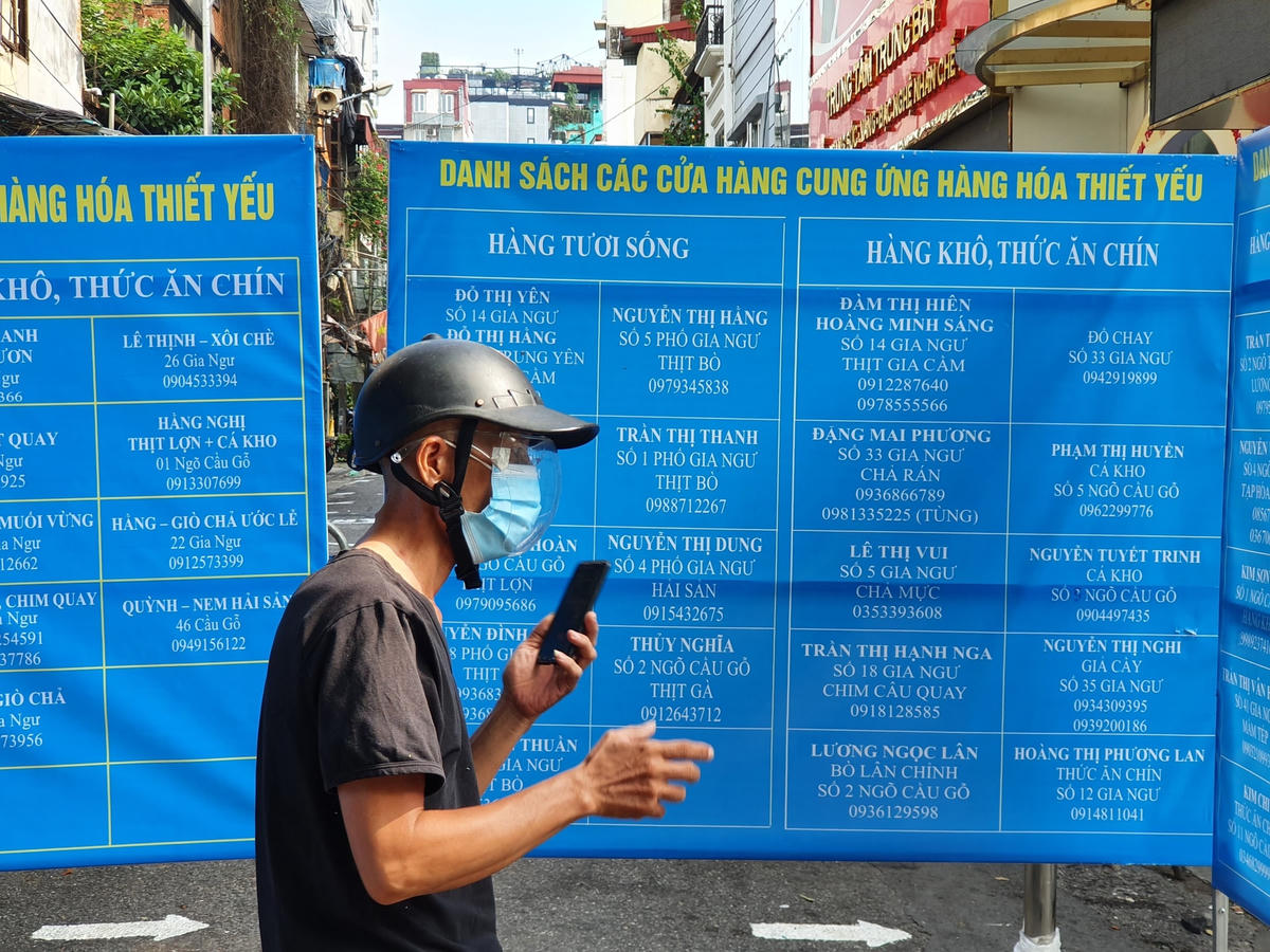 Lực lượng chức năng còn lập hẳn một danh bạ điện thoại của các cửa hàng thiết yếu trong chợ ở khu vực giao hàng này. Người mua chỉ cần gọi điện là có thể đặt hàng mình cần.