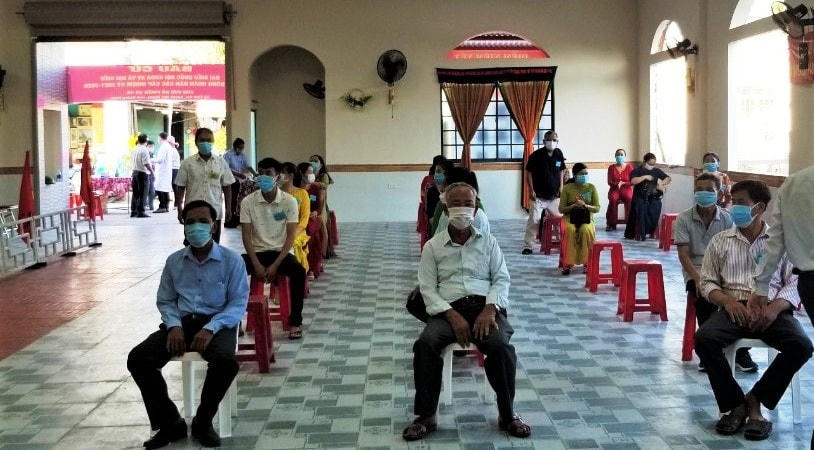 Cử tri xã đảo Tam Hải ngồi giãn cách trong lúc bầu cử.