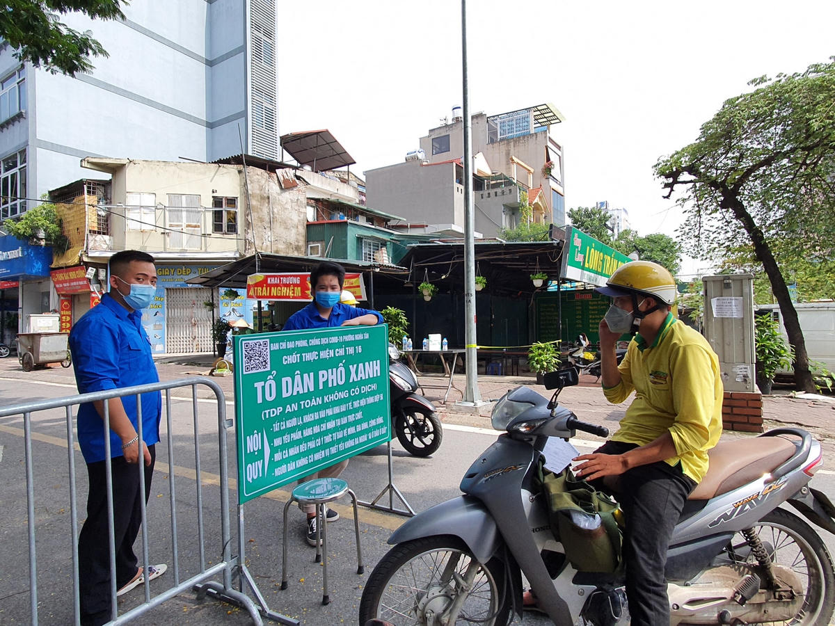 Một trường hợp không xuất trình được giấy tờ theo quy định. Lực lượng chức năng không chấp nhận bất cứ trường hợp nào qua chốt mà không cung cấp đủ giấy tờ quy định.