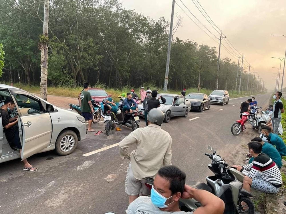Nhiều người tham gia tìm kiếm bé trai mất tích trong những ngày qua. (Nguồn: vietnamnet.vn).