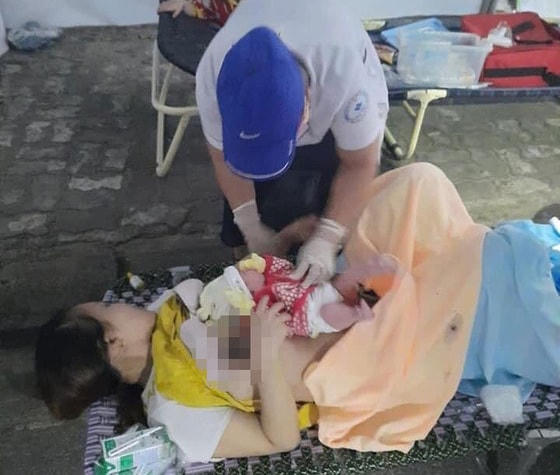 Hai mẹ con sản phụ N.T.L. đã được lực lượng chức năng làm nhiệm vụ tại chốt kiểm soát y tế đỡ đẻ ngay tại chốt.