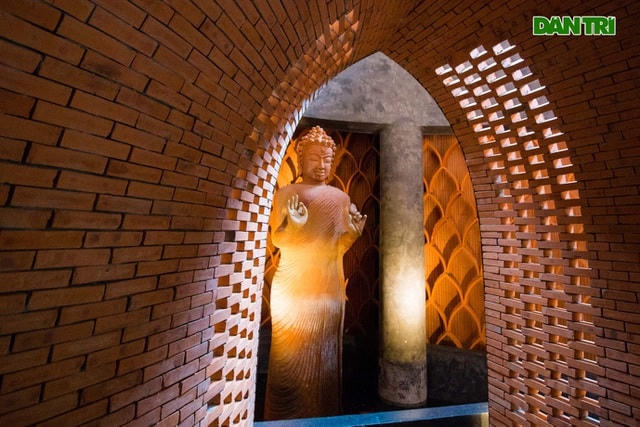 Để làm được những mái vòm này, đội thiết kế và thi công phải tạo hệ khung sắt, người thợ xây thủ công xây dựng những viên gạch trên các khung xương, khung dưỡng đó.  