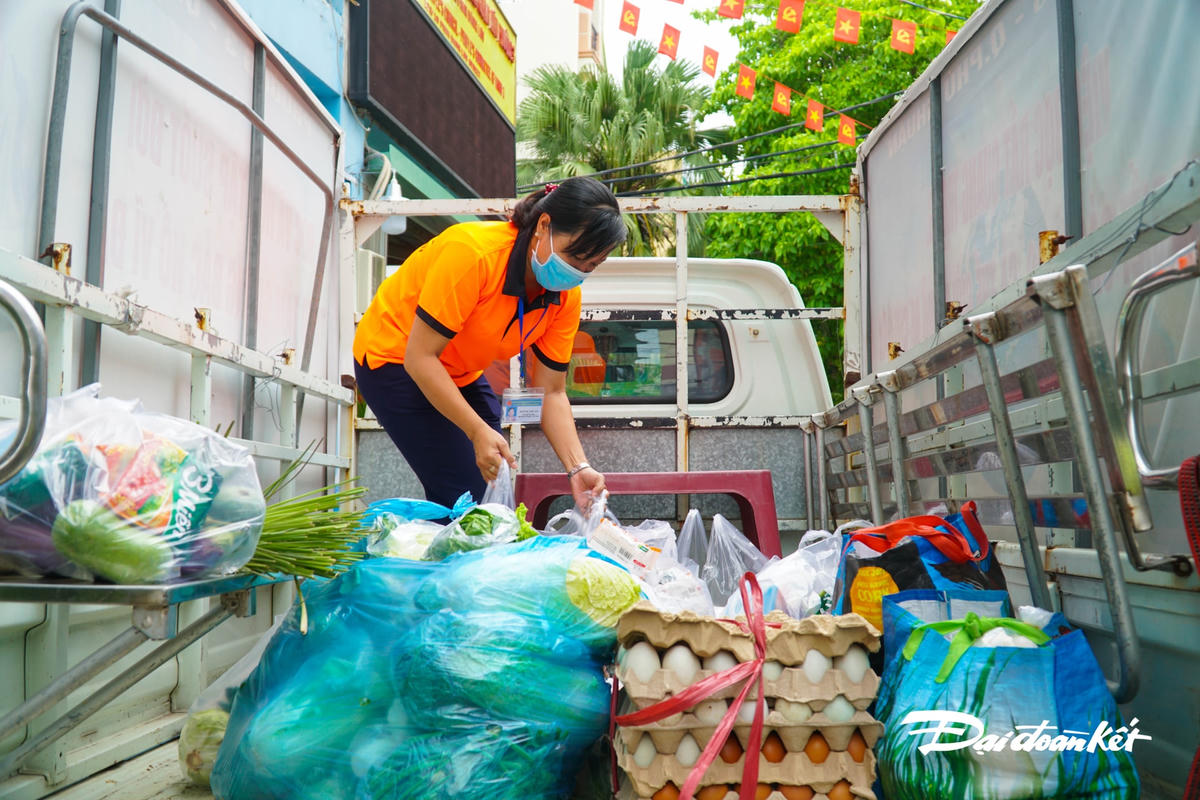 Chị Huỳnh Thu An - Chủ tịch Ủy ban MTTQ Việt Nam phường quận Phú Nhuận kiểm tra hàng hóa trước khi đến nơi phân phát cho ngườn dân.
