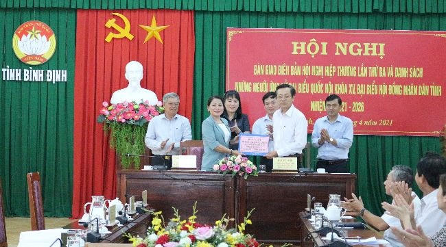 Đại diện lãnh đạo hai bên đơn vị đã bàn giao biên bản Hội nghị hiệp thương lần thứ ba Và danh sách những người ứng cử và Đại biểu Quốc hội khóa XV, Đại biểu Hội đồng Nhân dân tỉnh Bình Định khóa XIII, nhiệm kỳ 2021-2026