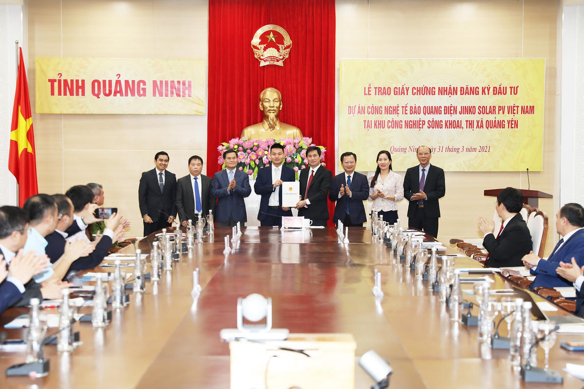 Ông Nguyễn Tường Văn trao Giấy CNĐKĐT cho Công ty Jinko Solar Hong Kong.