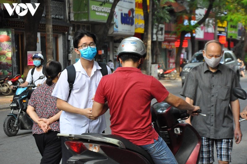 [ẢNH] Thí sinh Hà Nội tuân thủ đeo khẩu trang trong buổi thi đầu tiên