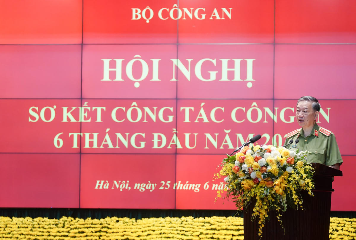 Đại tướng Tô Lâm, Ủy viên Bộ Chính trị, Bộ trưởng Bộ Công an phát biểu tại hội nghị. Ảnh VGP.