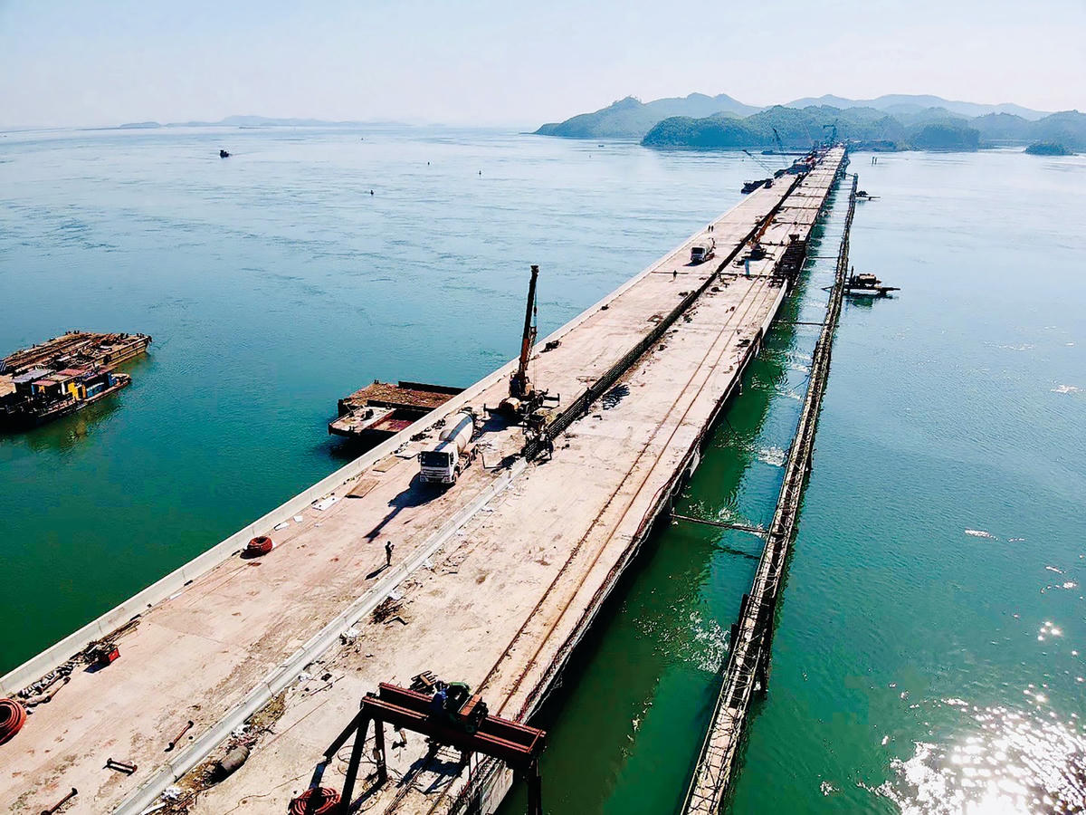 Công trình đang trong giai đoạn hoàn thiện các hạng mục như điện chiếu sáng, thảm nhựa mặt cầu, hệ thống an toàn giao thông và cảnh quan…