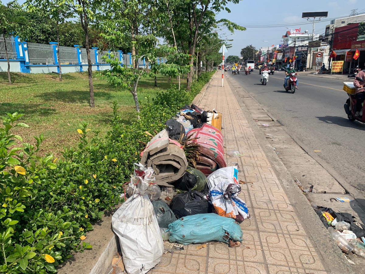 Rác được xếp “gọn gàng” tại một điểm tập kết rác tự phát trên đường Bùi Văn Hòa (phường Long Bình).
