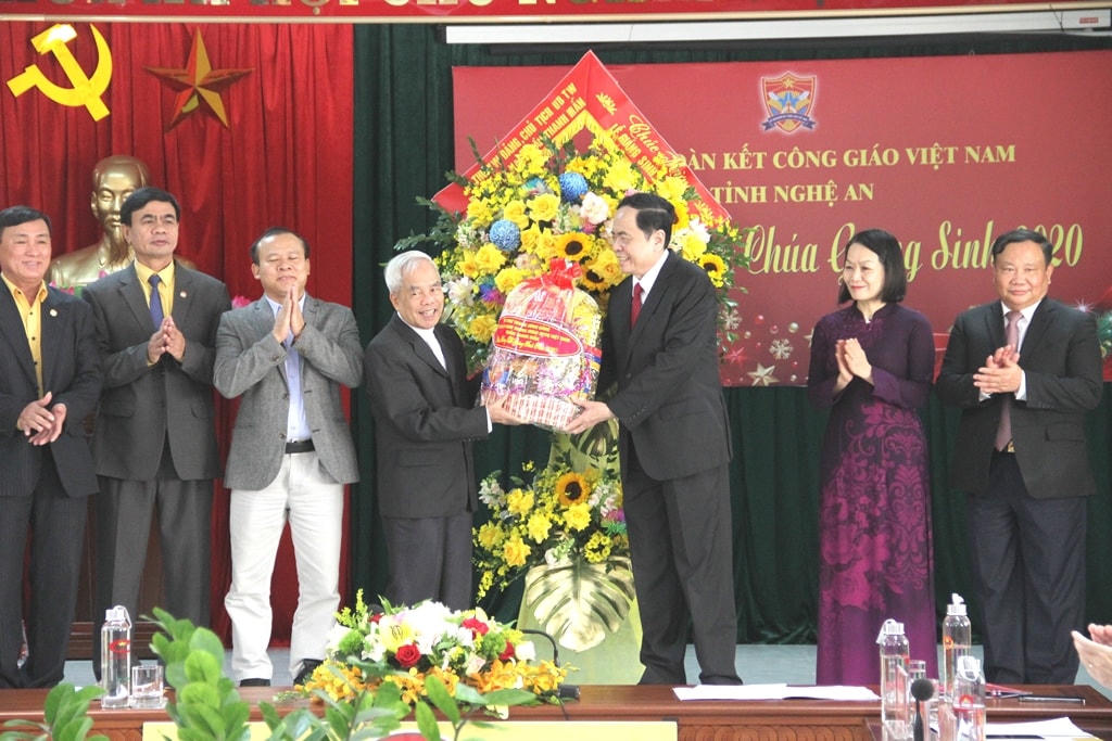 Chủ tịch Trần Thanh Mẫn và Đoàn tặng quà, chụp ảnh lưu niệm cùng lãnh đạo, cán bộ Ủy ban MTTQ tỉnh Nghệ An và các vị linh mục trong Ban thường trực Uỷ ban Đoàn kết Công giáo tỉnh Nghệ An.