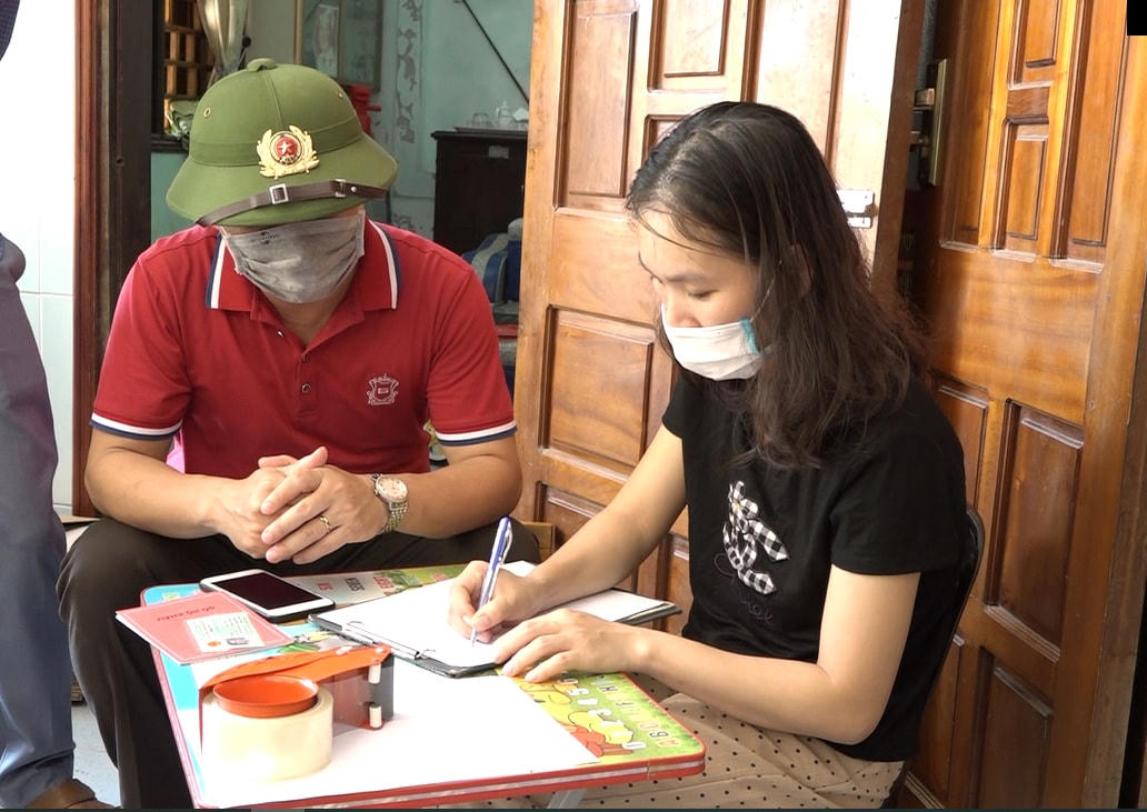 Lực lượng chức năng làm việc với bà Hồ Phương Lan.
