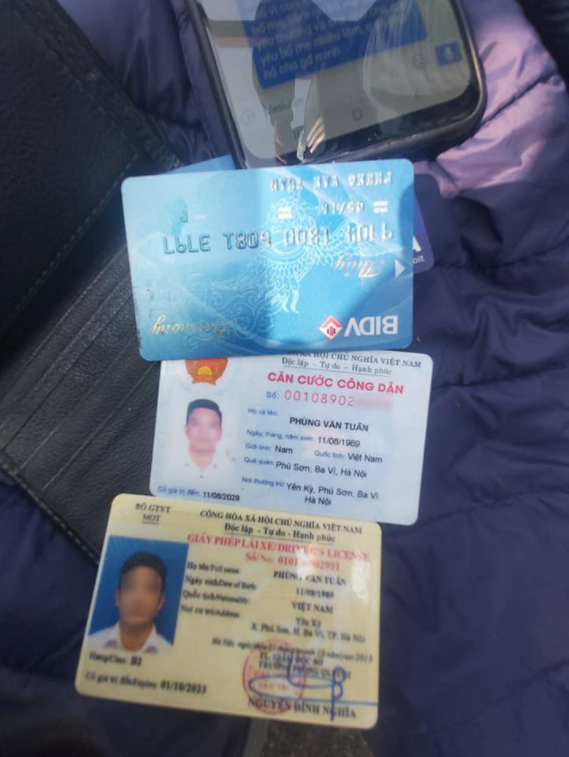 Một số giấy tờ tùy thân của nạn nhân.