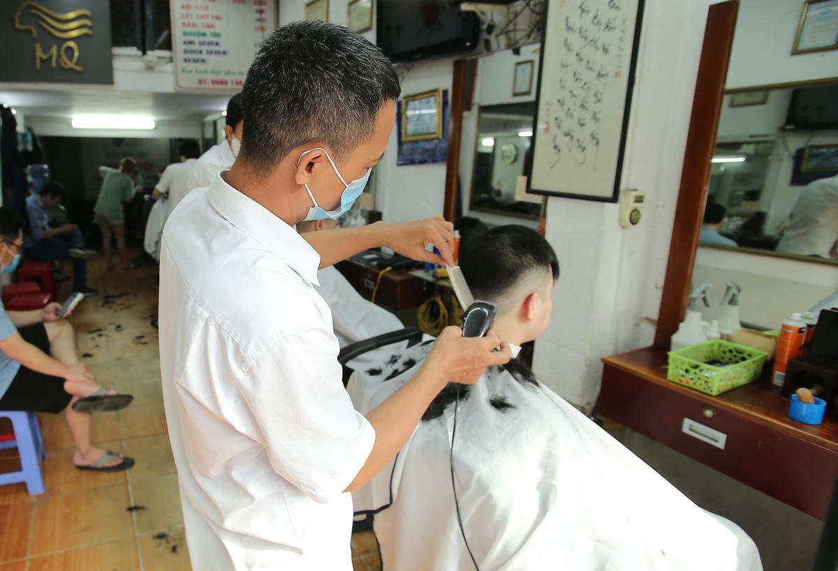 [ẢNH] Dịch vụ cắt tóc, gội đầu ngày đầu mở lại: Nơi đông đúc, nơi vắng vẻ