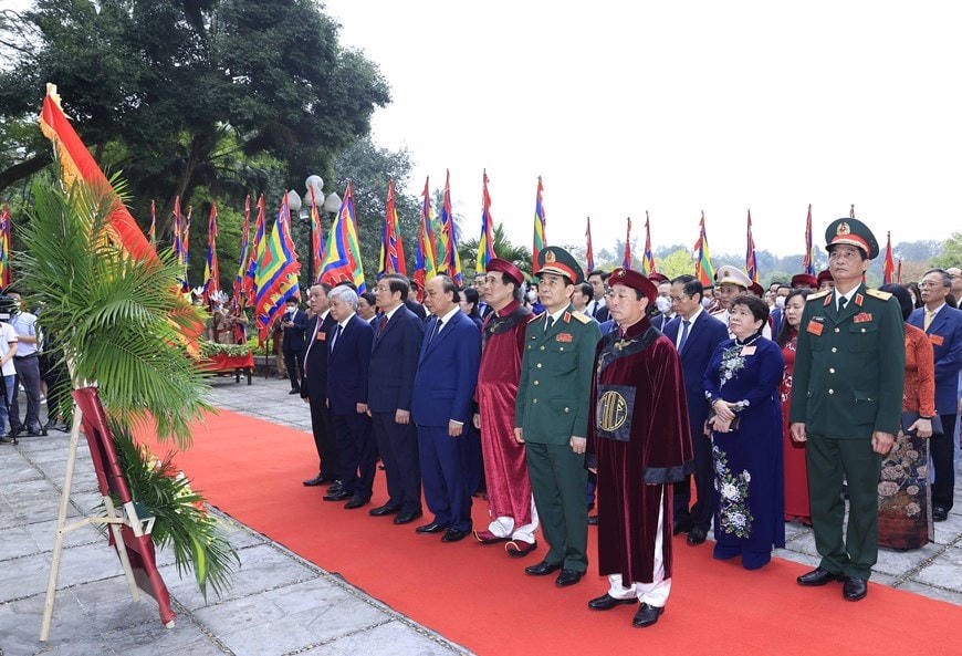 Chủ tịch nước Nguyễn Xuân Phúc dâng hoa trước Bức phù điêu Bác Hồ nói chuyện với Đại đoàn 308 trong Khu Di tích lịch sử Quốc gia đặc biệt Đền Hùng (tỉnh Phú Thọ). (Ảnh: Thống Nhất/TTXVN).