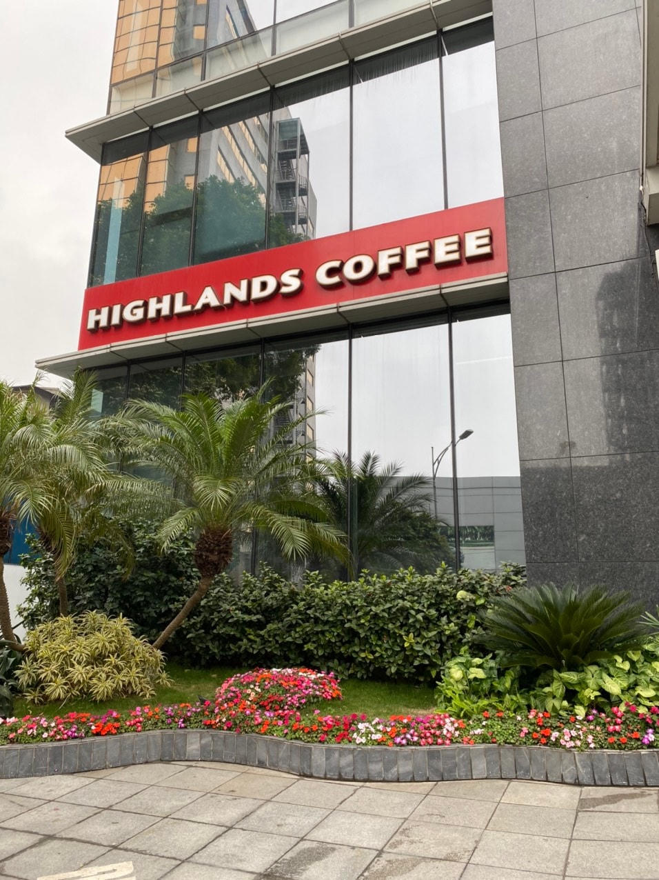 Một quán Highlands Coffee ở Hàng Vôi cũng đóng cửa. Ảnh: Lan Anh.