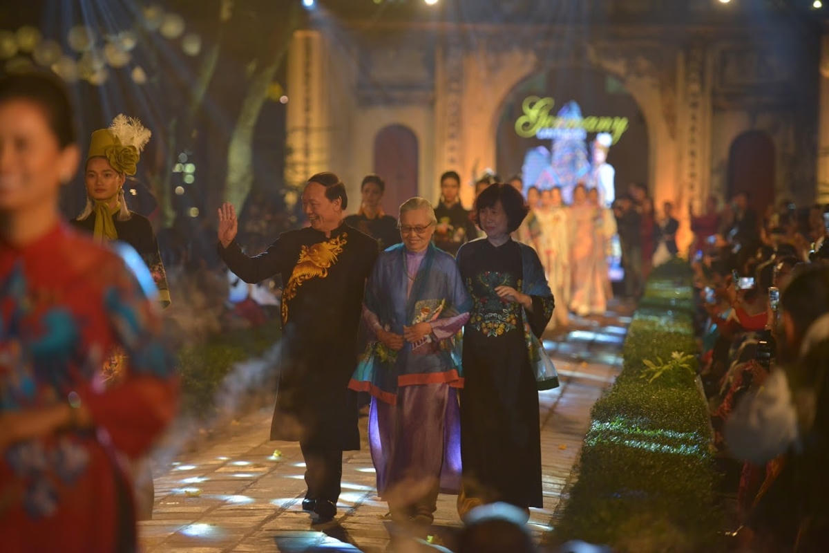 Không chỉ vậy, các bộ sưu tập áo dài trở nên sống động hơn bên cạnh những động tác biểu diễn của các nghệ sĩ gạo cội như NSND: Trà Giang, Thu Hà, Lan Hương (Em bé Hà Nội), Hoàng Cúc, Minh Hòa và NSƯT Thanh Tú. Ảnh: Quang Vinh.