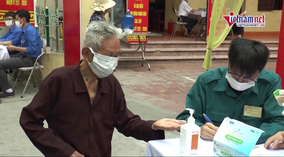 Tại khu vực bỏ phiếu số 7, nhà văn hoá thôn Lũng Giang, thị trấn Lim, huyện Tiên Du, tỉnh Bắc Ninh, 8h sáng, cụ Nguyễn Văn Ngân, 101 tuổi đã có mặt tại điểm bỏ phiếu để kiểm tra y tế, rửa tay sát khuẩn rồi thực hiện nghĩa vụ công dân của mình.
