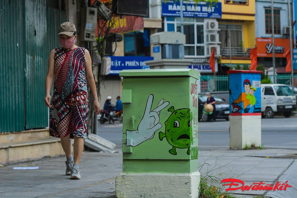 Những bốt điện được khoác lên mình hình ảnh mới làm đường phố trở nên sạch đẹp và mang nhiều ý nghĩa tích cực trong công tác phòng, chống dịch Covid-19. Ảnh: Quang Vinh. 