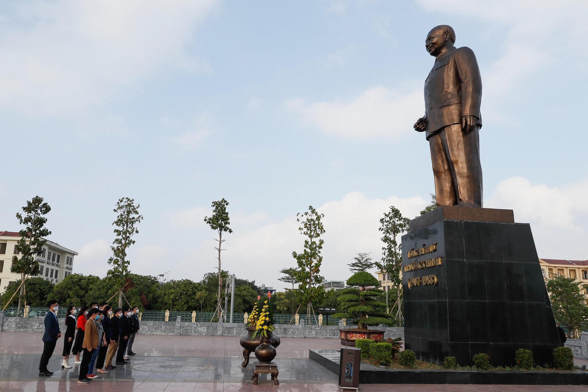 Đoàn công tác Báo Đại Đoàn Kết dâng hương tưởng nhớ Cố Tổng Bí thư Trường Chinh tại Tượng đài Tổng Bí thư Trường Chinh, huyện Xuân Trường, tỉnh Nam Định. Ảnh: Quang Vinh.