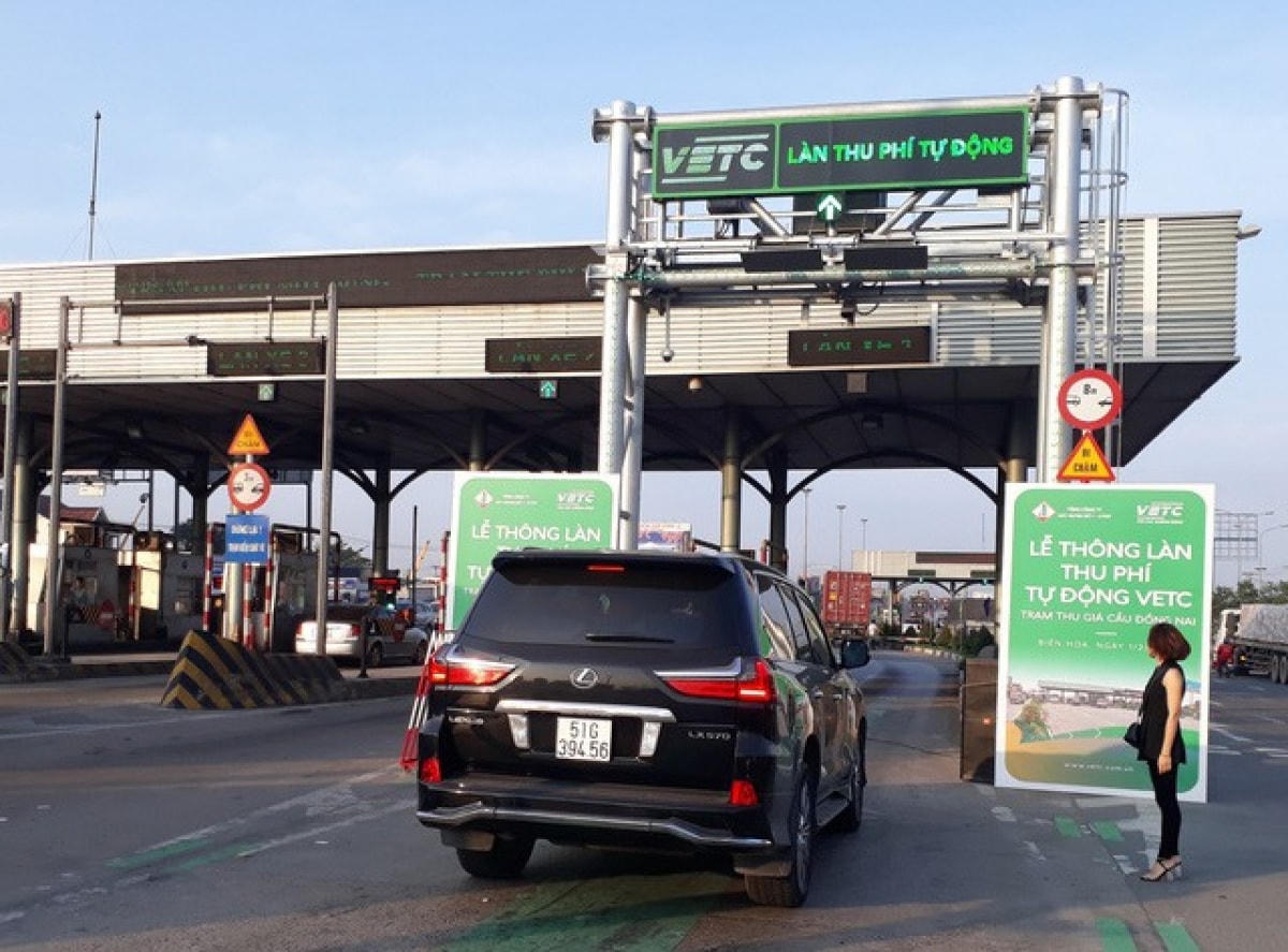 Thủ tướng yêu cầu tạm dừng thu phí với các trạm BOT chưa thực hiện thu phí điện tử không dừng kể từ 31/12.  