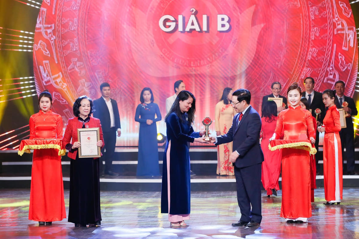 Trưởng ban Dân vận Trung ương Trương Thị Mai và Phó Thủ tướng, Bộ trưởng Bộ Ngoại giao Phạm Bình Minh trao Giải B cho các tác giả. Ảnh: Quang Vinh.  