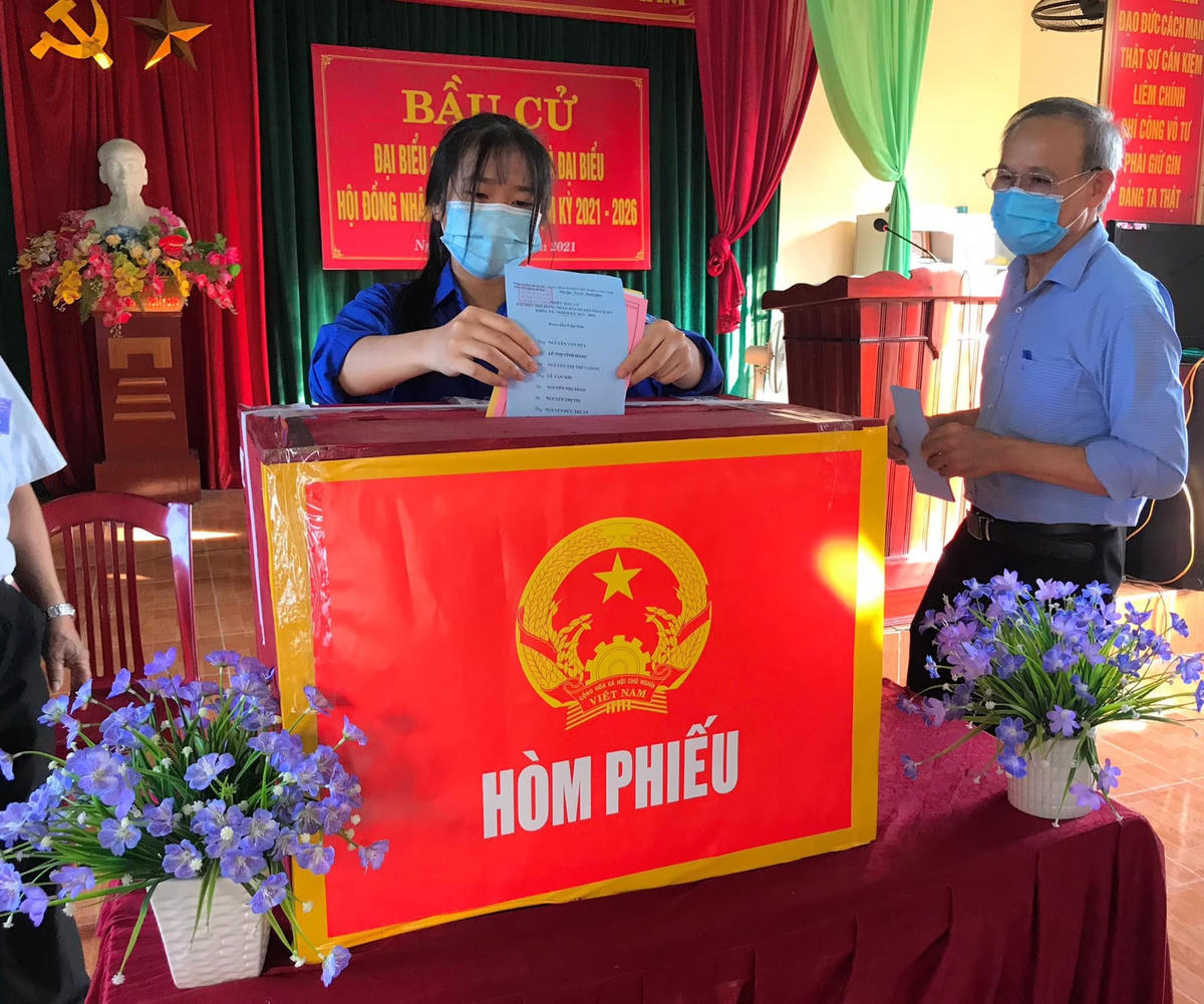 Cử tri xã Thạch Long, huyện Thạch Hà bỏ phiếu chọn đại biểu Quốc hội khóa XV và đại biểu HĐND các cấp của tỉnh Hà Tĩnh nhiệm kỳ 2021-2026.