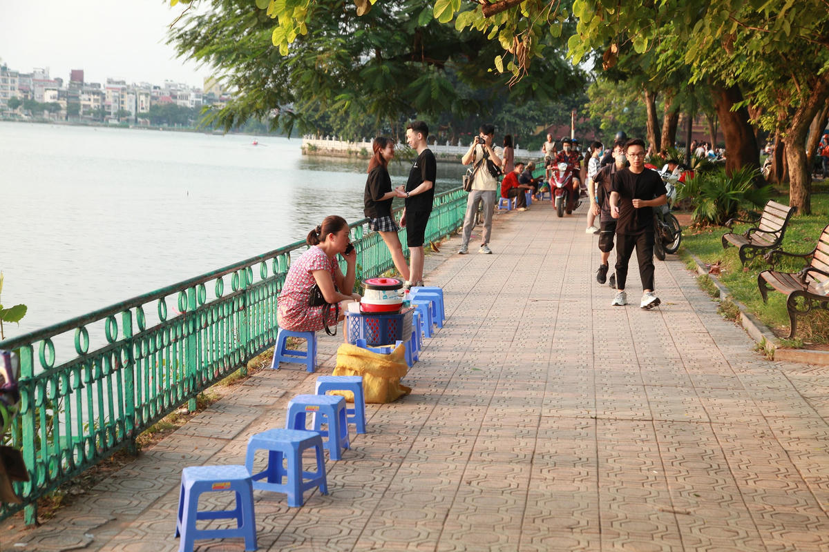 Chiếm dụng vỉa hè bán hàng nước. 