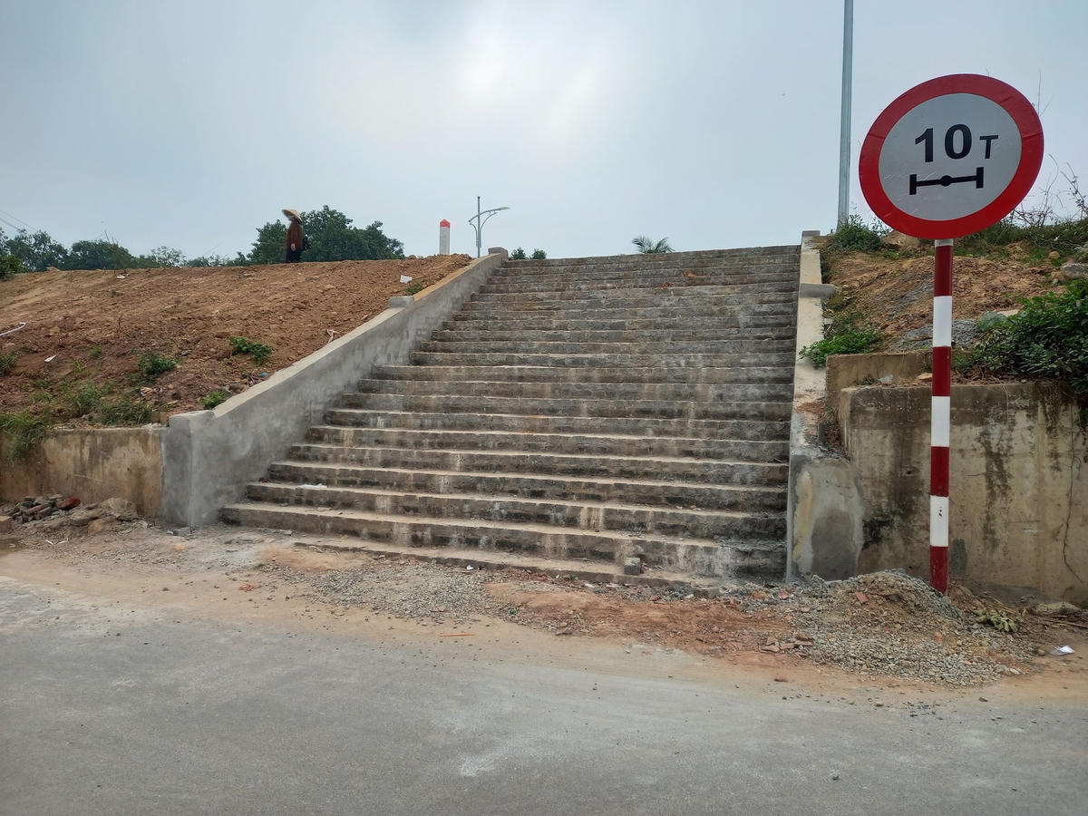 Một trong năm xối đá cổ (dốc đá) bị bê tông hóa không còn dấu tích của thời gian.