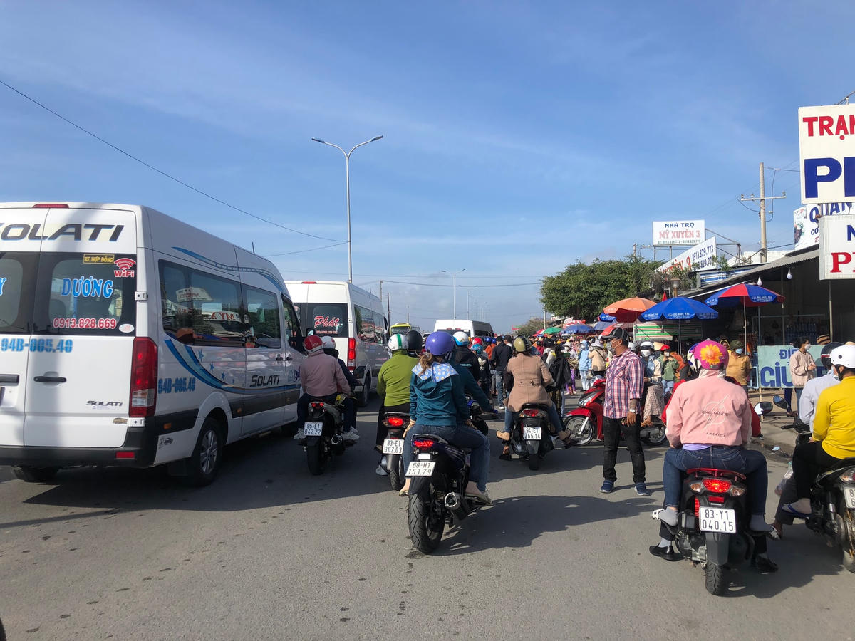 Ngay từ sáng sơm từ trung tâm TP Bạc Liêu có rất nhiều xe ôtô, xe máy mang biển số các tỉnh khu vực ĐBSCL, TP HCM và một số tỉnh miền Đông… đổ về khu vực Quán Âm Phật Đài.