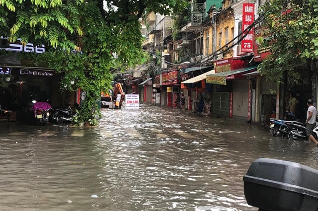 Nhiều phố nhỏ trong phố cổ cũng bị ngập sâu.
