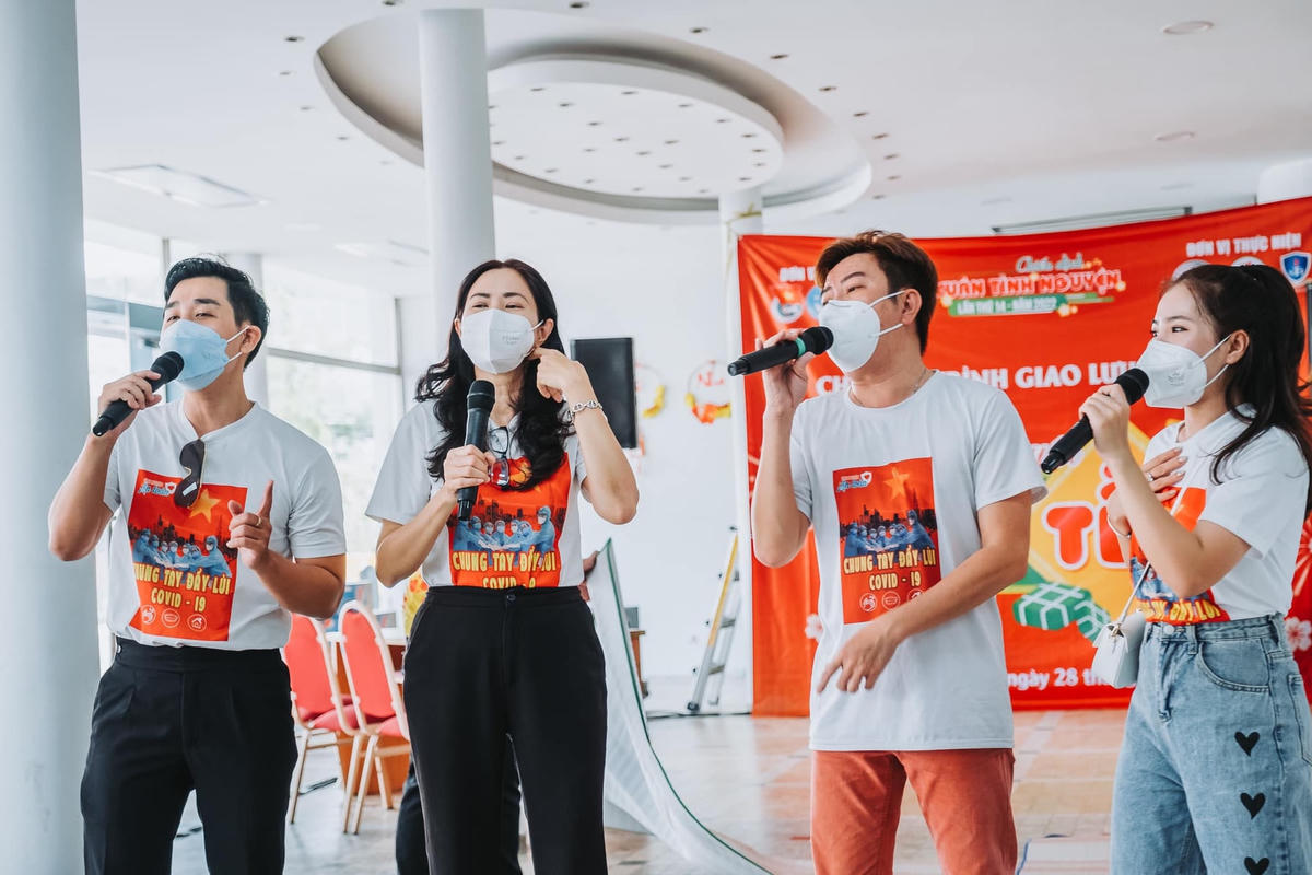 Cuối buổi, các nghệ sĩ biểu diễn ca khúc về chủ đề Tết như: "Đoản ca xuân" (Thanh Sơn), "Ngày Tết quê em" (Từ Huy), "Mùa xuân ơi" (Nguyễn Ngọc Thiện)...