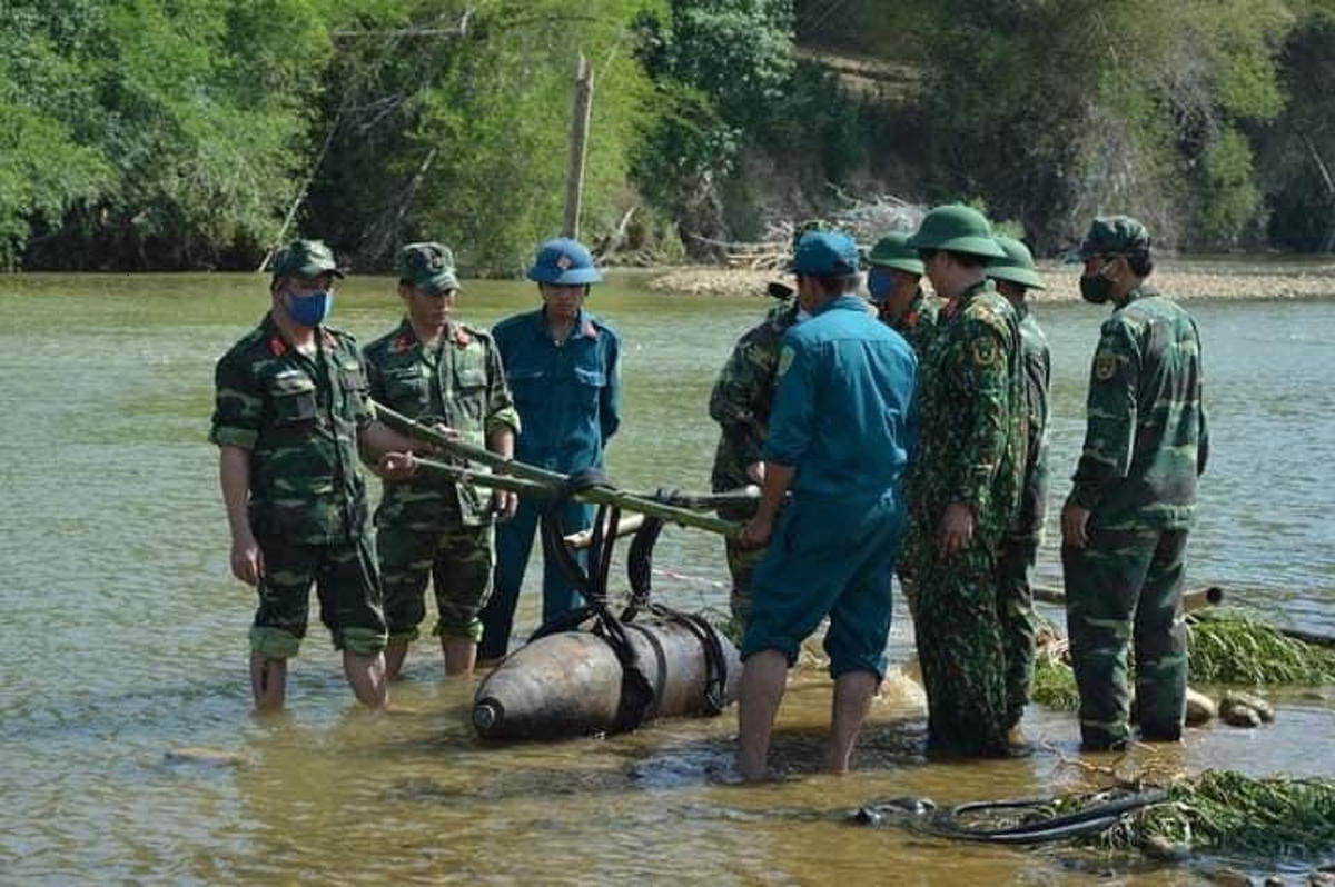 Lực lượng chức năng đưa quả bom 750 pound đi tiêu hủy.