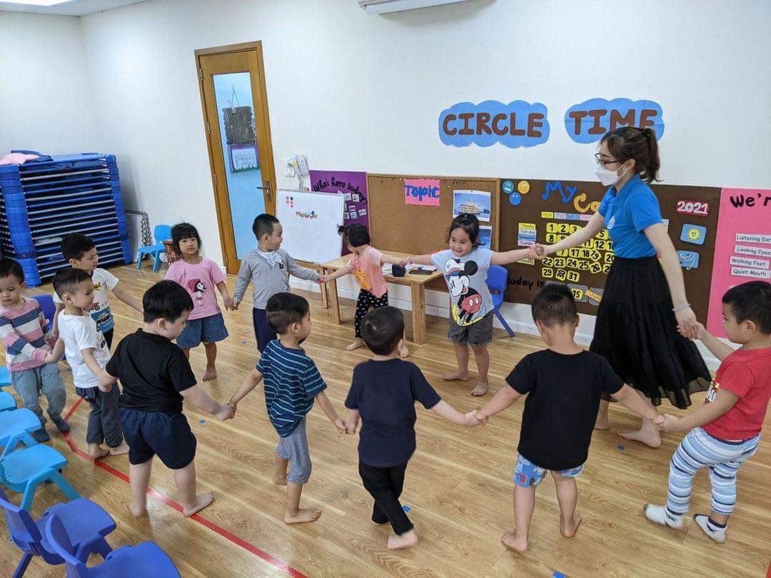 Cô và trò Trường Mầm non An preschool.