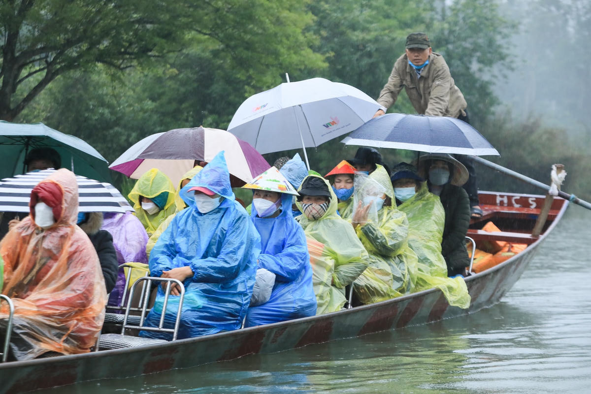 Du khách đội mưa đi lễ chùa Hương  