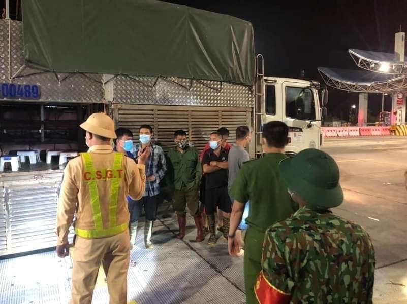 Lực lượng chức năng phát hiện 4 người trốn trong 1 xe tải chở lợn, gà để tránh khai báo y tế khi vào tỉnh Quảng Ninh. Ảnh: GTQN.