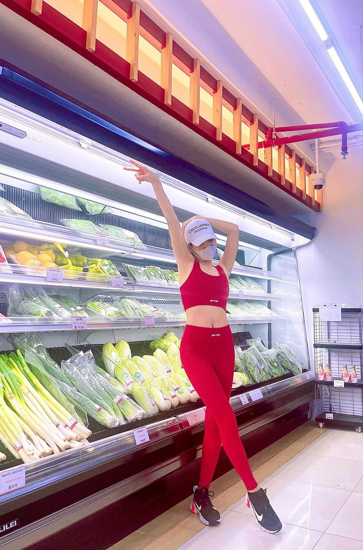 Tuy nhiên sau khi ly hôn, Lệ Quyên có cú đột phá bất ngờ trong phong cách thời trang. Nữ ca sĩ ngày càng táo bạo khi diện những mẫu váy ngắn, trang phục hở bạo khoe đường cong cơ thể.