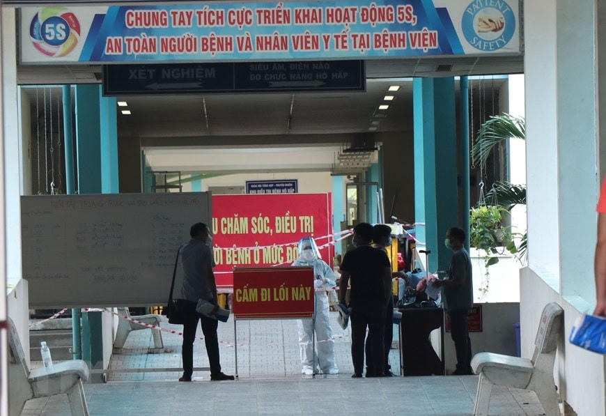 Bên trong có khu vực cách ly vòng 2, là nơi trực tiếp điều trị cho các bệnh nhân Covid-19. (Ảnh: Quốc Dũng/TTXVN).  