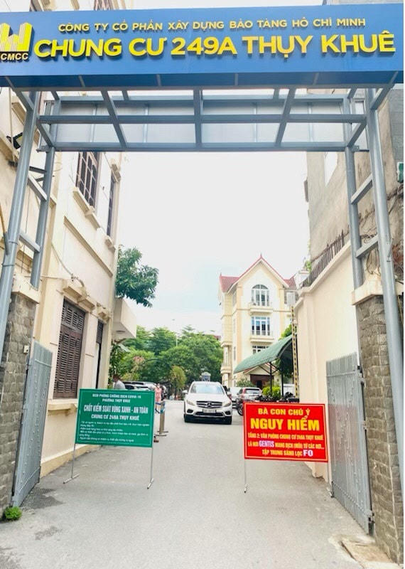 Tấm biển "vùng xanh" được đặt cạnh tấm biển báo nguy hiểm tại khu chung cư 249A Thuỵ Khuê, quận Tây Hồ, Hà Nội. 